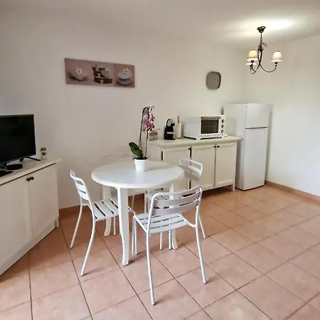 T2 - Bord De - Piscine Apartment